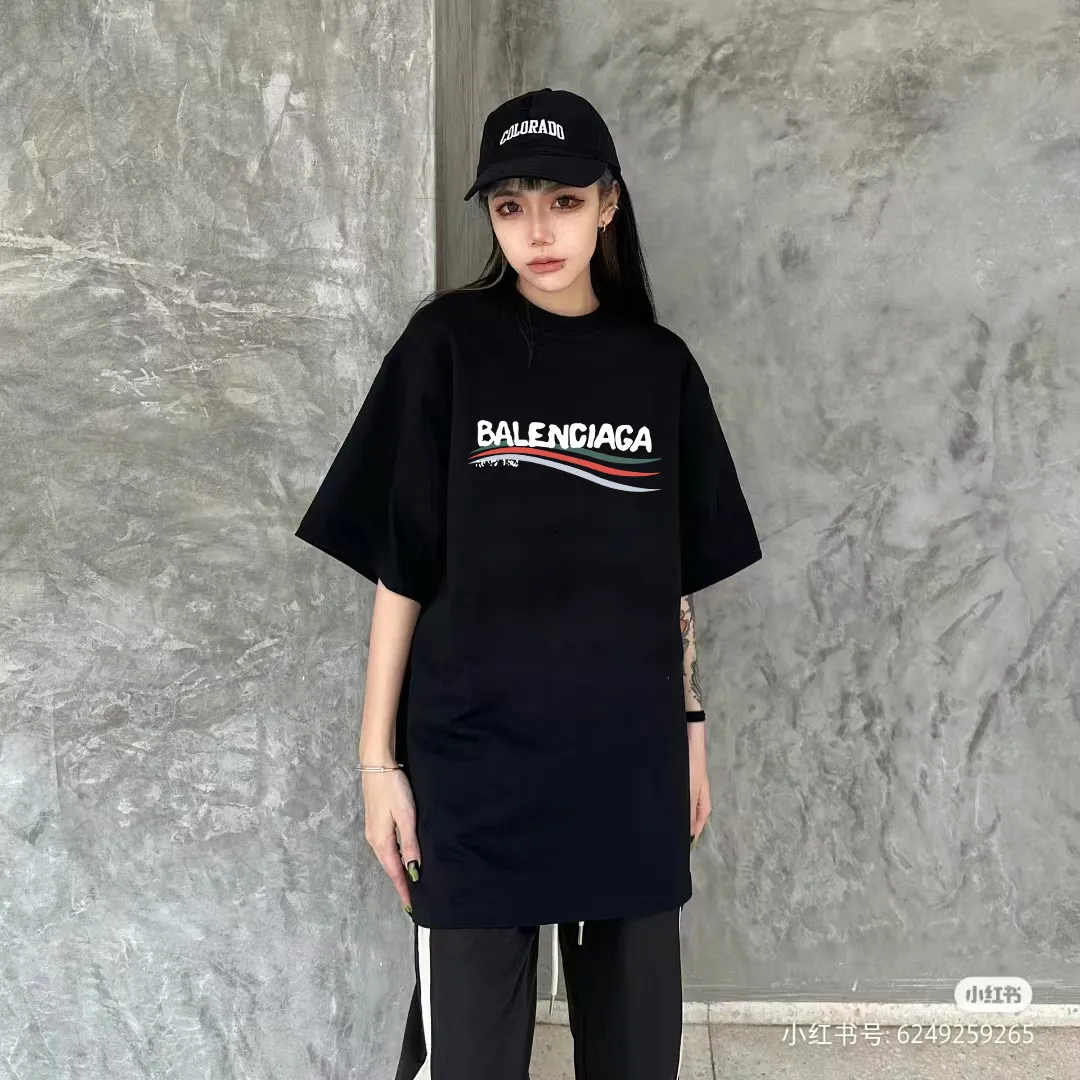 P80✨🔥 BALENCIAGA Paris lettering printed short-sleeved T-shirt. Custom-woven and dyed 300 grams of combed cotton heavyweight fabric. Zero color difference in threads. Perfect details. Different from the current currency version. Welcome to compare. Same Style for men and women. Must-sell in the picture above. Color: White Black Size: 1 2 3 4